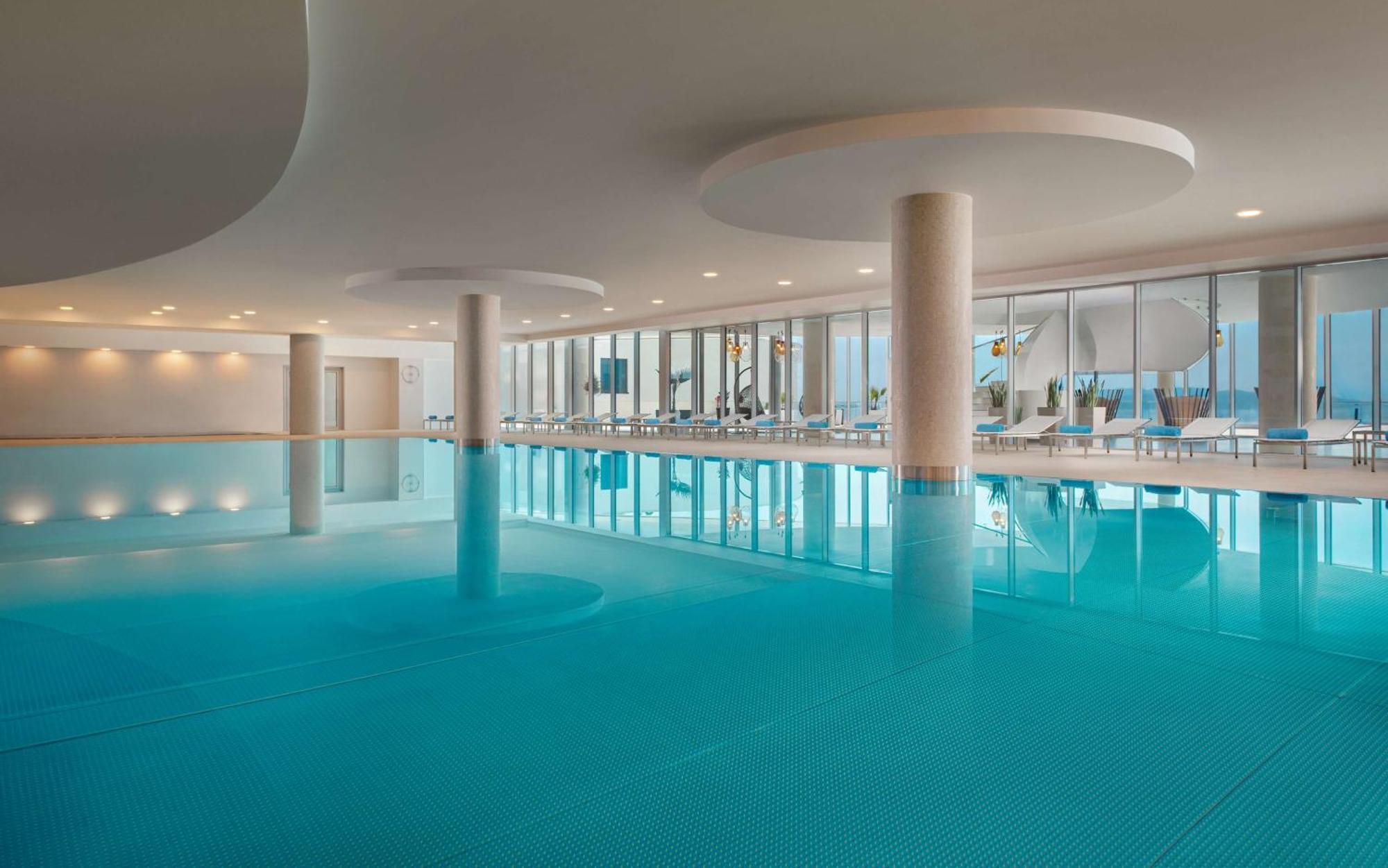 Hilton Rijeka Costabella Beach Resort And Spa Bagian luar foto The swimming pool at the hotel