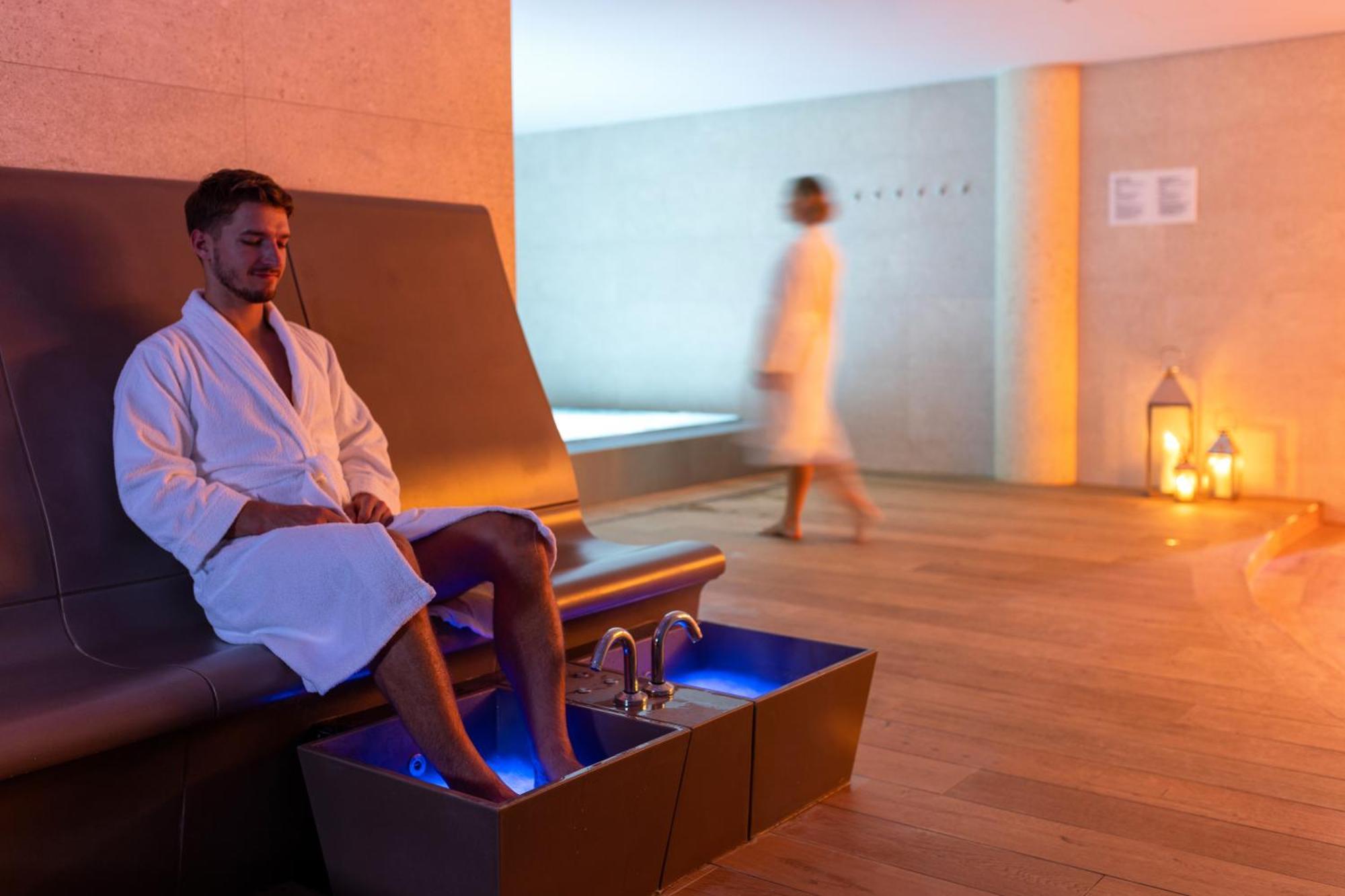 Hilton Rijeka Costabella Beach Resort And Spa Bagian luar foto A foot bath