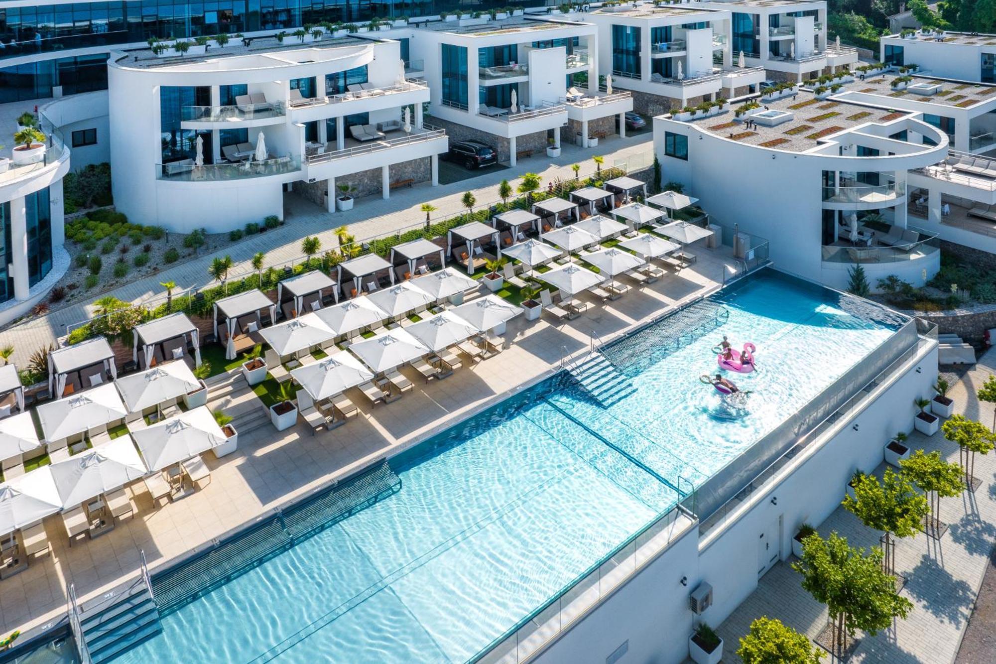 Hilton Rijeka Costabella Beach Resort And Spa Bagian luar foto The hotel's rooftop pool