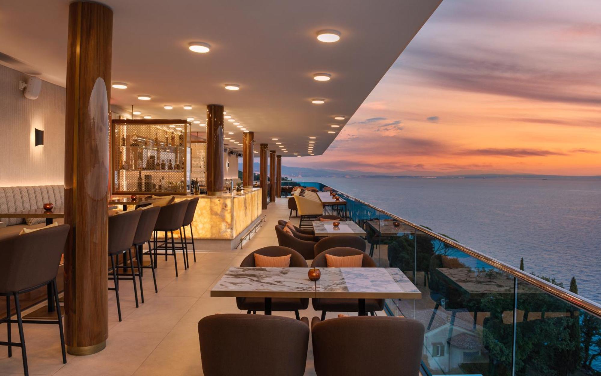 Hilton Rijeka Costabella Beach Resort And Spa Bagian luar foto The Sky Bar