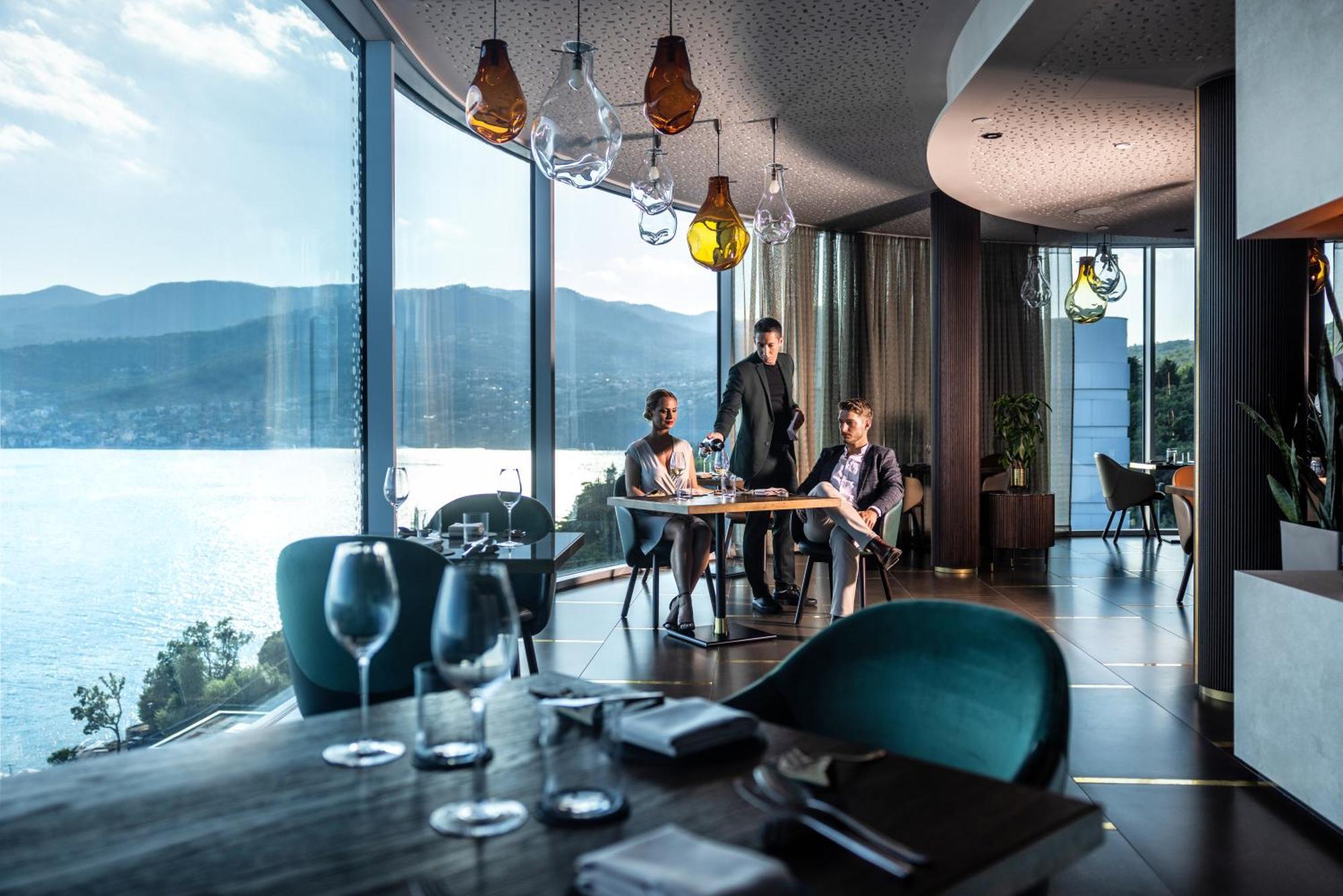 Hilton Rijeka Costabella Beach Resort And Spa Bagian luar foto Restaurant 1705