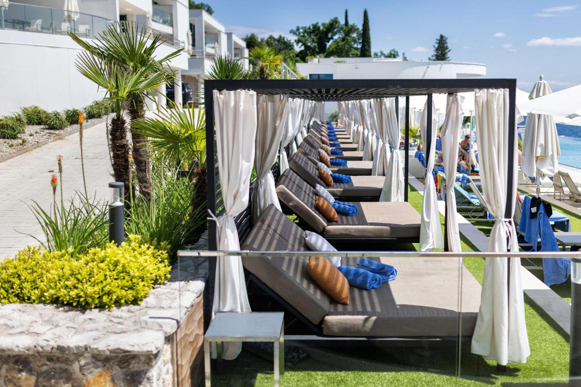 Hilton Rijeka Costabella Beach Resort And Spa Bagian luar foto Cabana at a resort