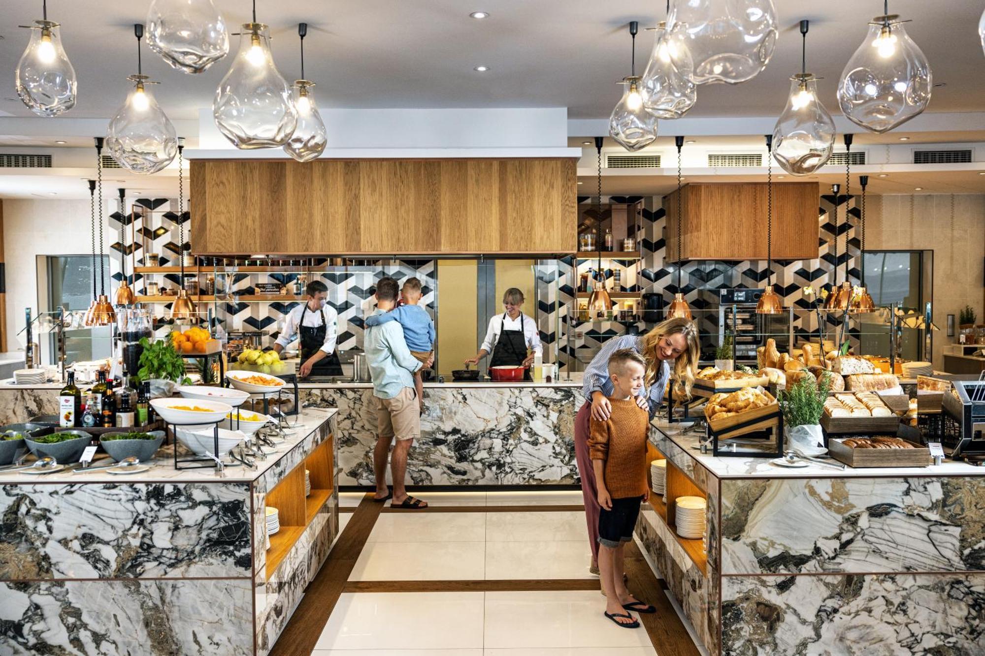 Hilton Rijeka Costabella Beach Resort And Spa Bagian luar foto The buffet at the lounge