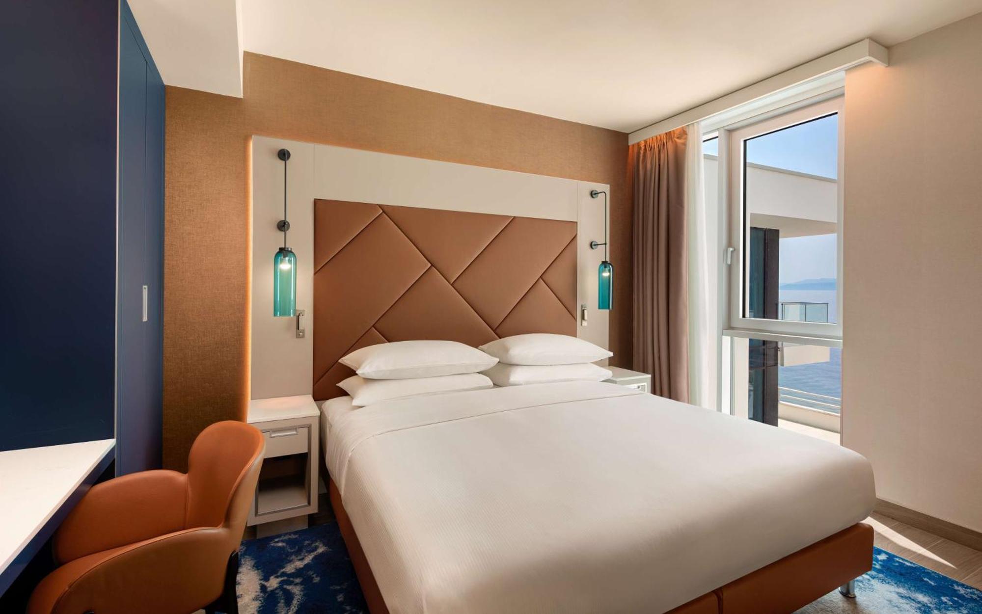 Hilton Rijeka Costabella Beach Resort And Spa Bagian luar foto A bedroom at the hotel