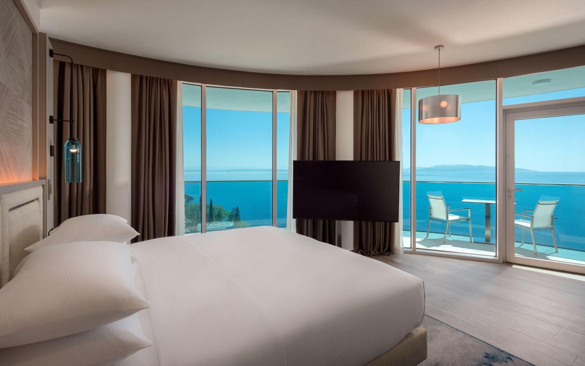 Hilton Rijeka Costabella Beach Resort And Spa Bagian luar foto Suite