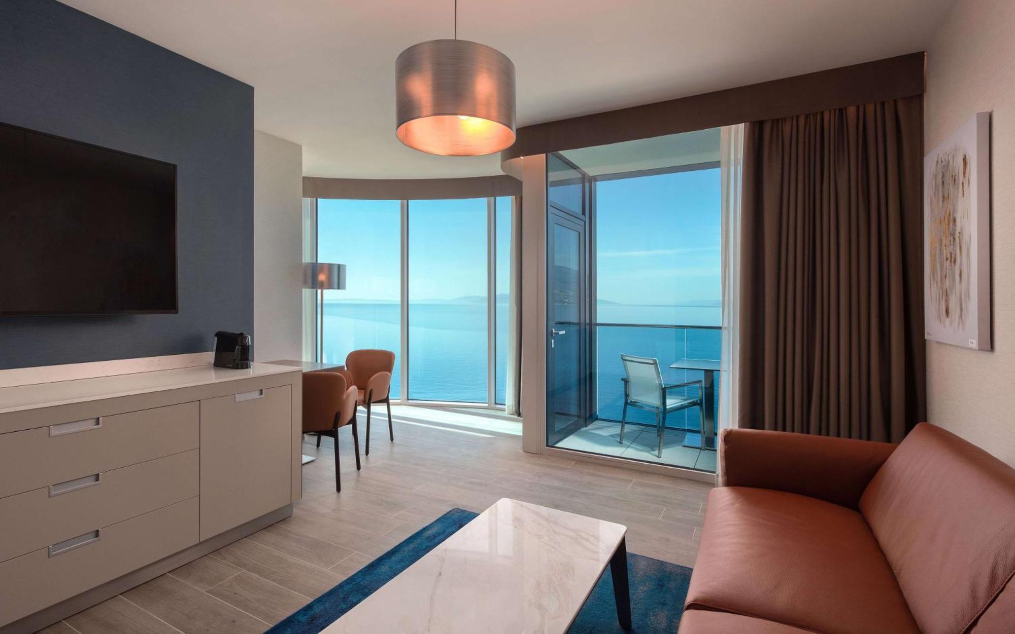 Hilton Rijeka Costabella Beach Resort And Spa Bagian luar foto A suite at the Hilton London West End